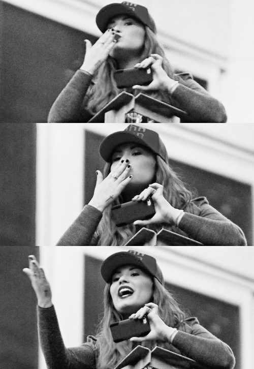 vontaeh:  Demi greeting fans from her hotel bancony in Sao Paulo, Brazil. 