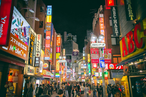 tokyo-fashion:Shibuya Center Street last night.