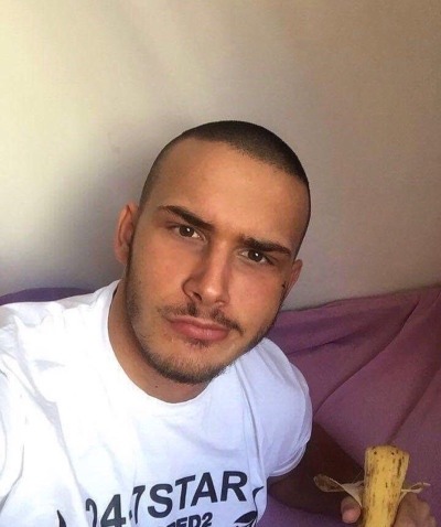 stefandancer:Danijel Panić. Novi Sad. Uni. Ponekada radi za keš i uzima od 50 do 100 evrića.
