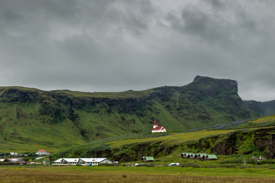 ratzerart:  Vík: Blick auf die Kirche in Vík í Mýrdal (der Bucht im sumpfigen