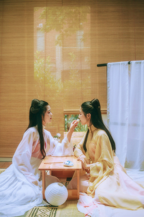 hanfugallery: Chinese hanfu photography by 千秋_映画 These are Ming Dynasty-style outfits comprised of