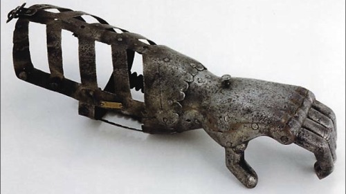 random-stuff-thrown-into-a-pot:brunhiddensmusings:historyarchaeologyartefacts:The iron hand of G&oum