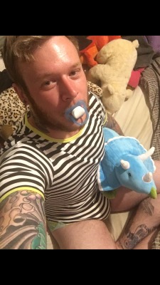 realestselfoz:  bretfrazr:  Fresh diaper before beddy byes 