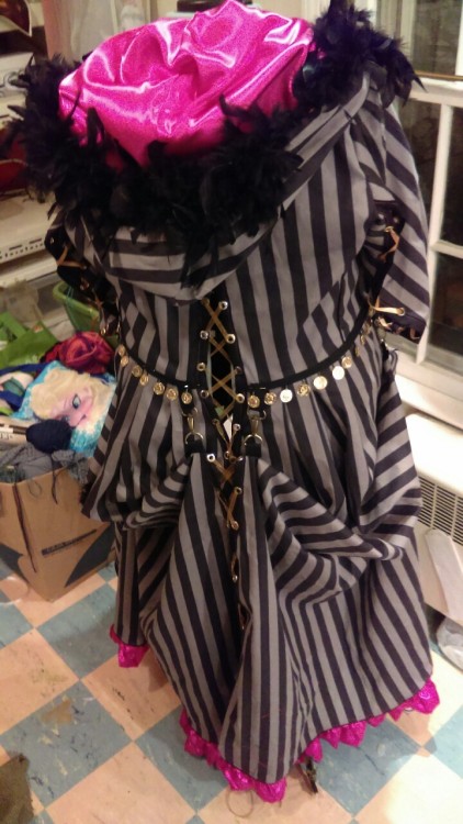 irishais:99.9% done with the coat! Just the under dress and the trim on the hips to sew, plus a chok