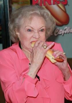 beingfetus:  Betty White eating a hot dog