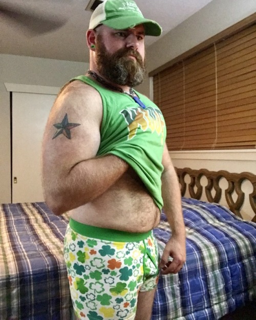 bearlywill: Part of my St. Patrick’s day outfit. 🐻🐶🐷👅💚🍀 More of Me 