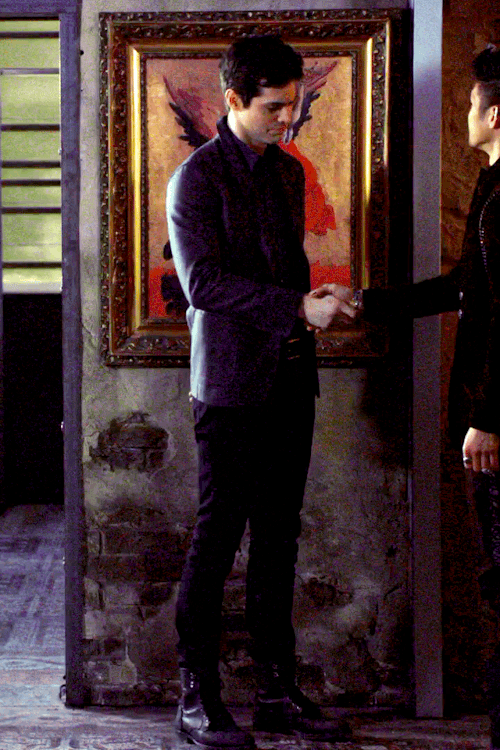 dearestalec:► alec + pictorial angel wings HOW DID I NEVER SEE THIS EVER