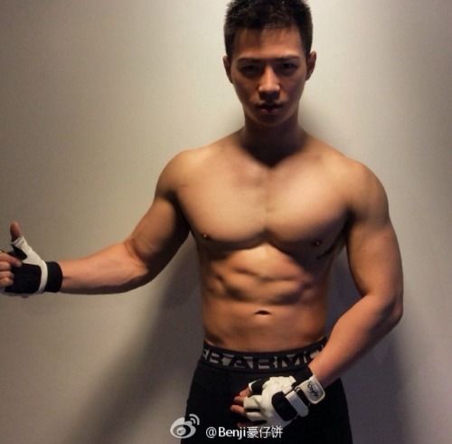 vernonlqchan:  A Chinese cuite hunk Benji豪仔饼~baby face+bear body~ so cute! 