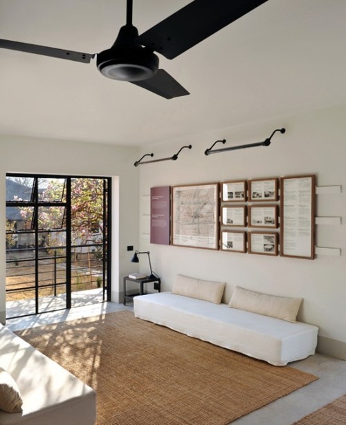{Humble and familiar, this guesthouse in South Africa was restored by French company Voyageurs du Mo