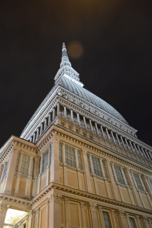 Notte di luglio sotto la Mole da costagar51Tramite Flickr:&ldquo;La Mole Antonelliana è il monumento