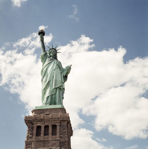 statue of libertyhasselblad 500c/m在自由女神像下招揽游客拍照的墨西哥摄影师大叔看到我的哈苏十分激动，拖着身边的助手小哥问，你们这个年纪的小孩没有见过这种古董吧？然后开