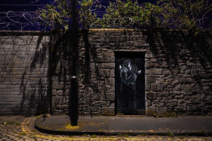 mymodernmet:  Banksy — Mobile Lovers (2014) 