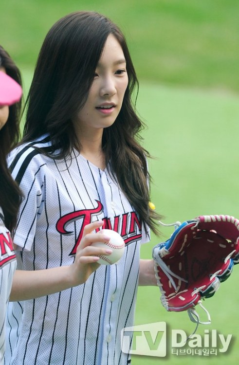 Taeyeon (SNSD) - LG Twins &amp; Nexen Heroes Game Opening Pitch Pics