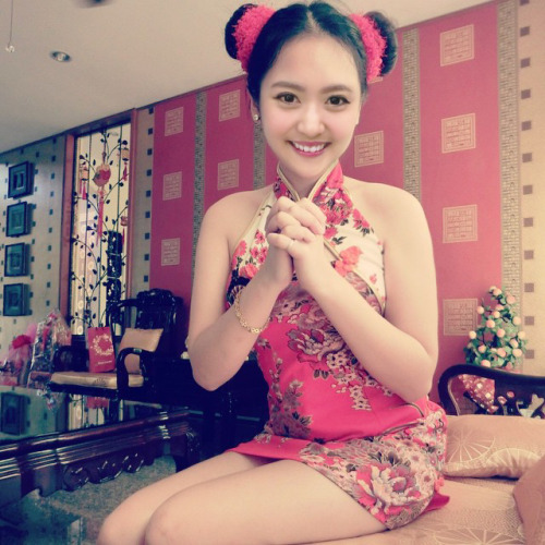 sexykatsy:Happy Lunar New Year! Who wants to give me a red packet? 谁要给我红包啊?