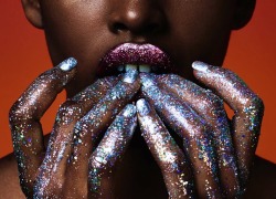 frackoviak: Glitter Bomb | Amilna Estevão