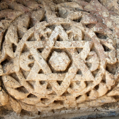 echiromani:Jewish symbolic motifs, carved into the pediment of the Roman-era synagogue at Capernaum.