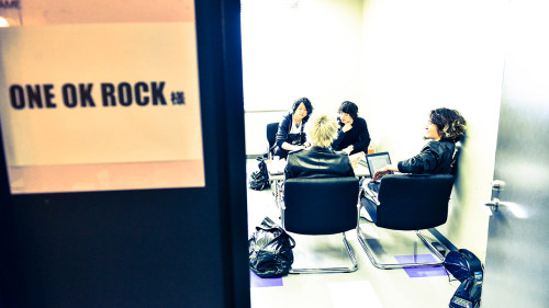 oneokrockworld:  「LIVE with YOU ～ONE OK ROCK～」BACKSTAGE  Source→ http://t.co/pFDiMkZikK