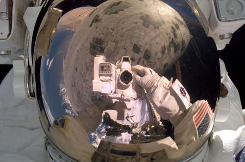 XXX gunsandposes:  Astronaut visor selfies reveal photo