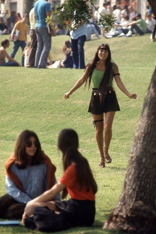 peaceful-moon: thedoeco:gamine:amelou:cool-glasses-kyle:markmejia: High School Fashion, 1969What a t