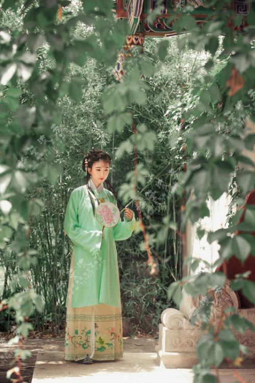 fuckyeahchinesefashion:Hanfu photography 粉黛流芳