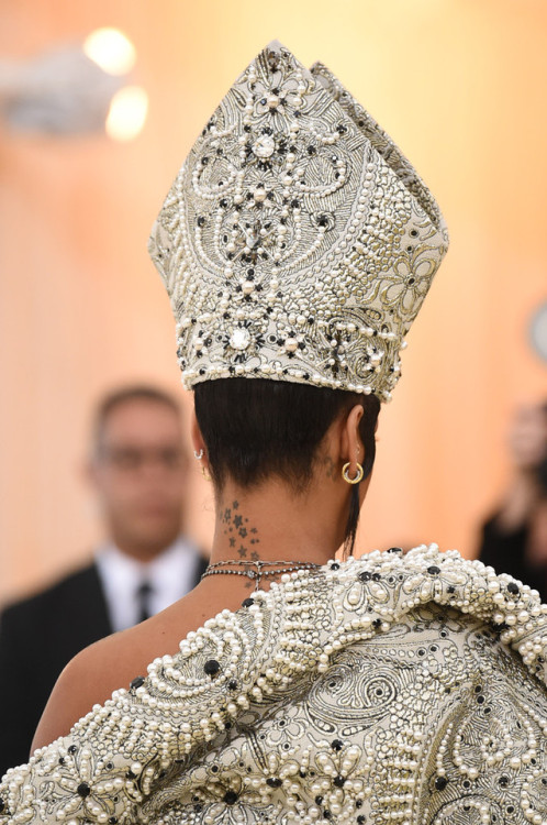 midnight-charm:Rihanna attends the Heavenly Bodies Costume Institute Gala at The Metropolitan Museum