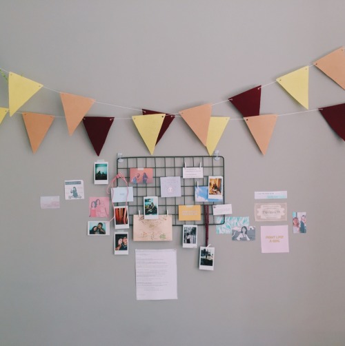 teacomets:decorated my dorm room wall the other evening! it’s my lil corner to do some reading