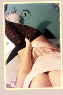 ihopeyoudontfindmyblog:  This got deleted and idk why Today sucks  But look how cute my knee highs are  (: 