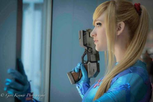 cosplayandgeekstuff:    Holly Brooke (USA) as Samus Aran. Photos I and III by:  Eurobeat Kasumi Photography   Photo II by:  Geri Kramer Photography     Paralyzer by: Keroga Forgee     <3 <3 <3