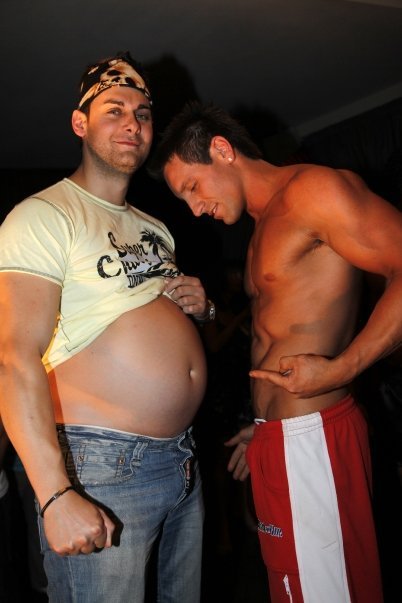 needsmorebeef:  Fitness coach getting fat…  