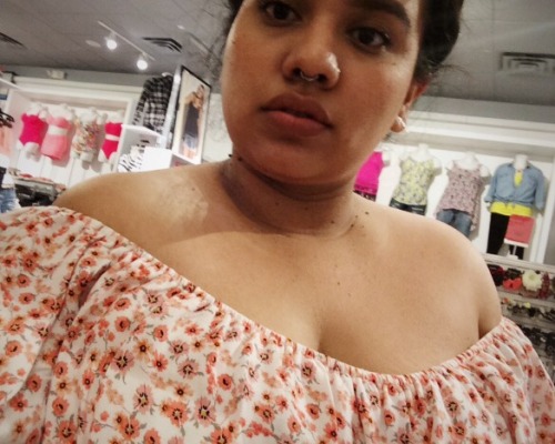 inbtwnsongs:  Apparently I take 90% of my pictures at work lol 😜  Happy Big Girl’s Appreciation Day! ✨   😍