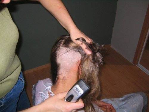 extremehaircut:(via Beauty girl’s headshave)