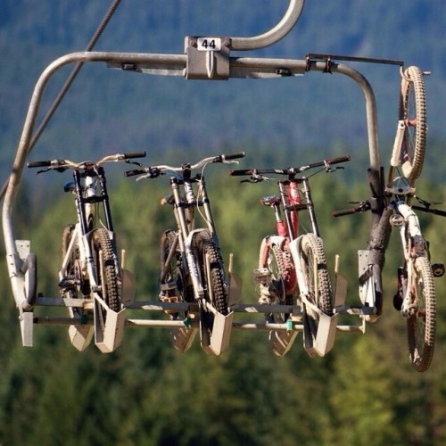 edgeunite: @_paulh_ Bringing the babies up the hill #bikepark #downhill #schladming #2012 - join th