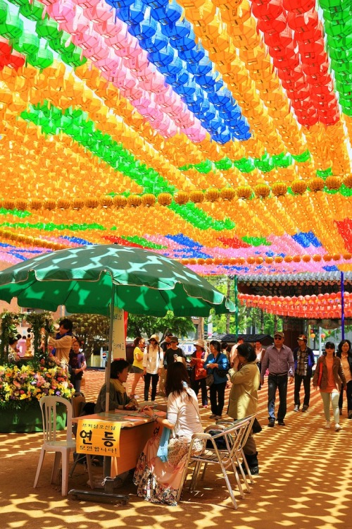 mymodernmet:Colorful canopy of lanterns in Seoul, South Korea.