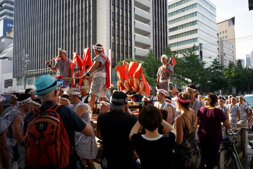 何年かぶりに天神祭の陸渡御を見に行きましたが、いまいち盛り上がらず。。。ちょっと暑過ぎ〜〜危険な暑さは今日で？昨日で？終わりだそうです。やれやれ