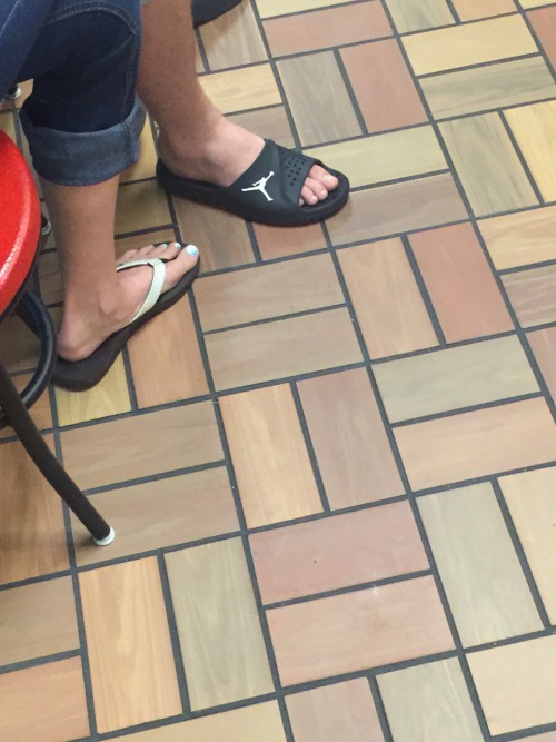 topsofmalefeet:  beardedblackawesome:  Some random candida caught in the field. topsofmalefeet  Reblog and enjoy  Very good candid pictures thanks