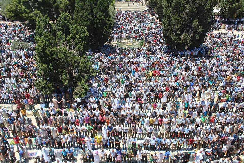 pxlestine:  200,000 Prayers in Al-aqsa today attended the first Friday prayer in