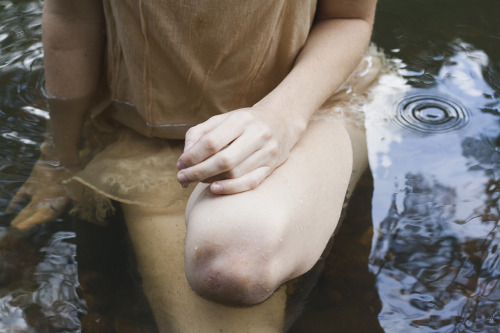 freiyphoto:  ‘Water Fae’Model: Heather ShanePhotographer: Nikita Rourke (Freiy)Styled by Goddess Flora