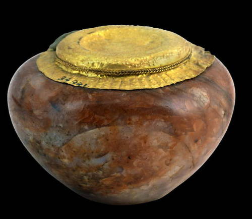 Sealed vase with gold foil coverThis carnelian vessel was discovered in king Khasekhemwy&rsquo;s tom