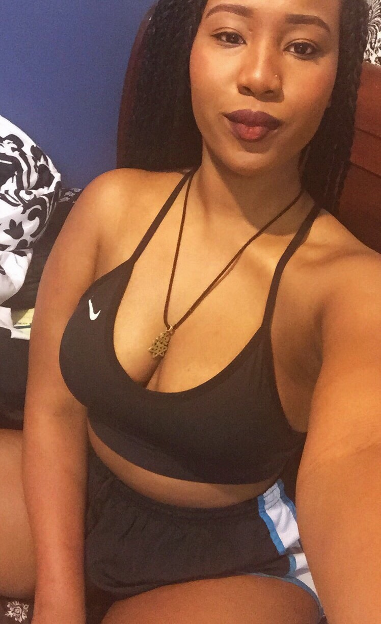 aphroditesthigh:  Bask in my mid section pudge .
