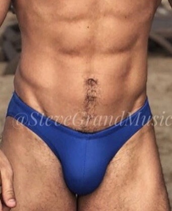 donnieboiluvsbois:  Grand Steve Grand bulging. 