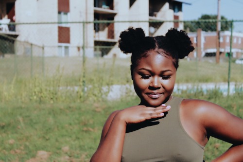 blackfashion:  I forgot what her name was. I had just met her and we spent like a good 10 minutes with friends but she and I barely talked. She looked too beautiful to not photograph. She is such a beauty🍫🍫✨✨