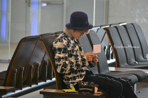 satyr-ic:   “Taken when heading to Japan from Korea. At the boarding gate’s benches, Dongwoo sat all alone. Even though the other members and staff had already embarked, right until the plane was about to depart he read the letters he had just taken