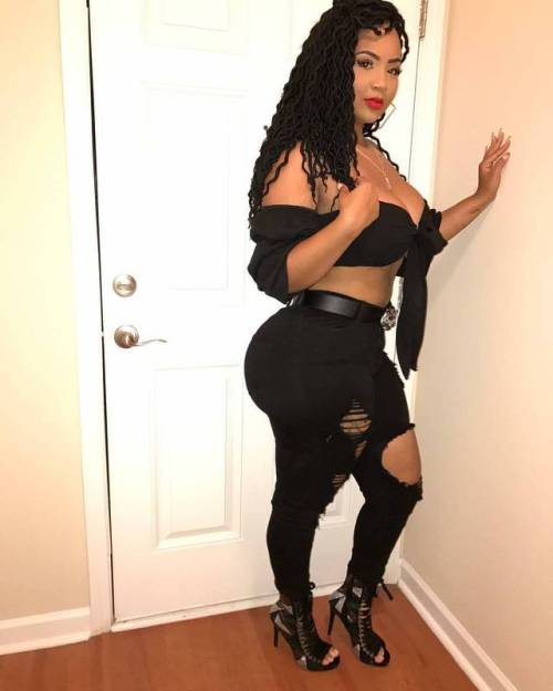 thicksexyasswomen: thegrocerylista1: #topnotch_baddies Featured model @allcurrency . #beautifulwomen