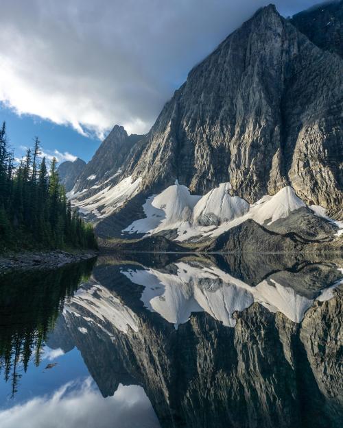 amazinglybeautifulphotography:

Morning Reflections at Floe Lake, Kootenay National Park. [OC] [2128 x 1702] - Author: Fuzzers on reddit 