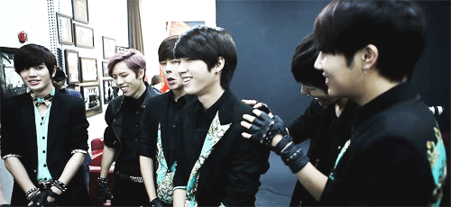 d-ongwoo:  myung rests on namu’s back &amp; gyu does the same w/ myung (◡‿◡✿)