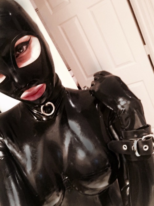 latex-passion:  Girlfriend sends the best selfies