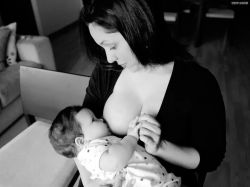 Alyssa Milano breastfeeding