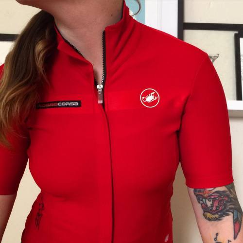 laatsteronde: YESSSSS my SHORT SLEEVE Women’s @castellicycling GABBA has landed! I’ve been dreaming 