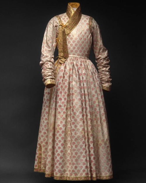 historicalgarments1: 17th century mans robe, India. “This man’s robe, called a jama, is 