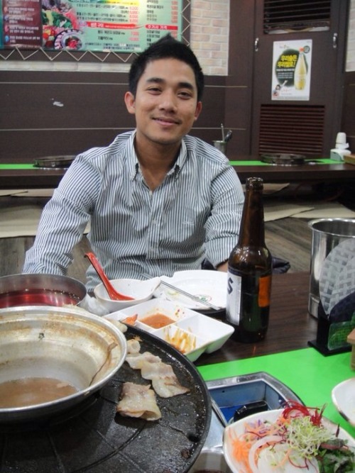 dara1d: leemoomarato:  makara69:  Cambodian guy works at Korea, do u like him?  Handsome  Songha b